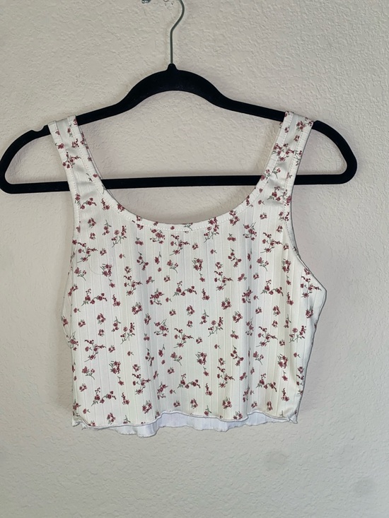 Tops - 🛍️Ribbed White Crop Top with Red and Green fine line detailed flowers!